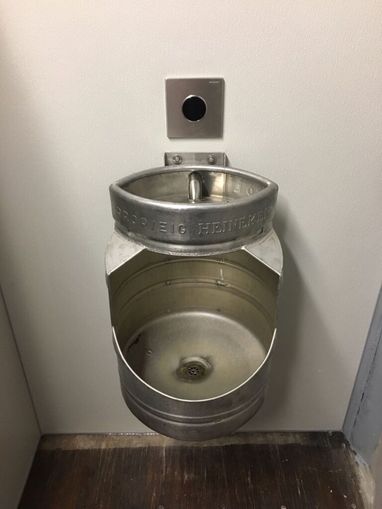 Firma Buitelaar - Urinoir uit Biervat