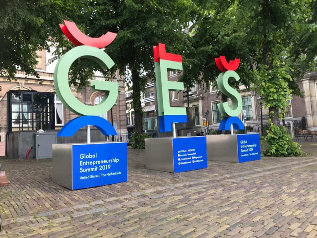 Firma Buitelaar - XXL Logo Letters - straatreclame - city dressing - Spectaculair - Red